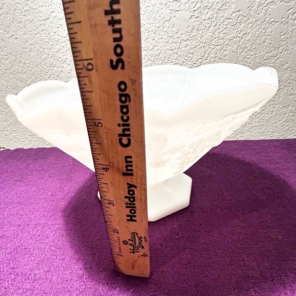 VINTAGE ANCHOR HOCKING PANELED FOOTED GRAPEVINE WHITE MILK GLASS BOWL DISH - Picture 4 of 6
